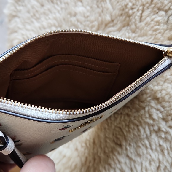 NWT Coach Chalk Floral Wristlet 🎁 - Picture 9 of 13